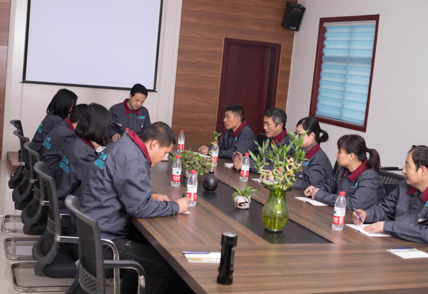 董事長與技術(shù)部門就新材料研發(fā)項目會議